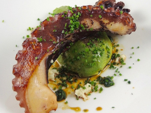 Pulpo asado con algas y aguacate